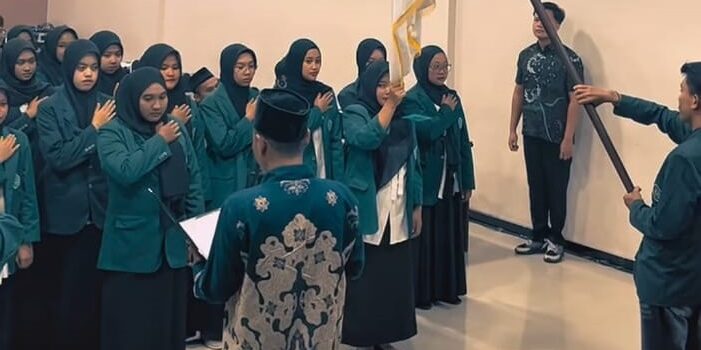 Pelantikan Himpunan Mahasiswa MPI, BKI, dan PBS FAI UNISBA Blitar Berlangsung Khidmat